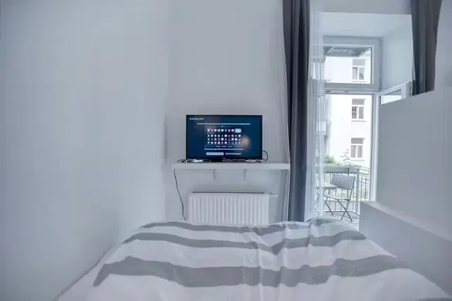 Keuken; keukenapparatuur, tegelvloer, natuurlijk licht, moderne stijl