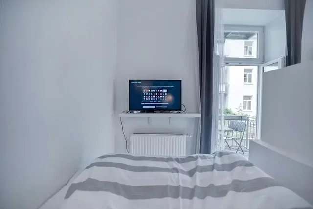 Kuchnia; sprzęt kuchenny, podłoga z płytek, światło dzienne, styl nowoczesny