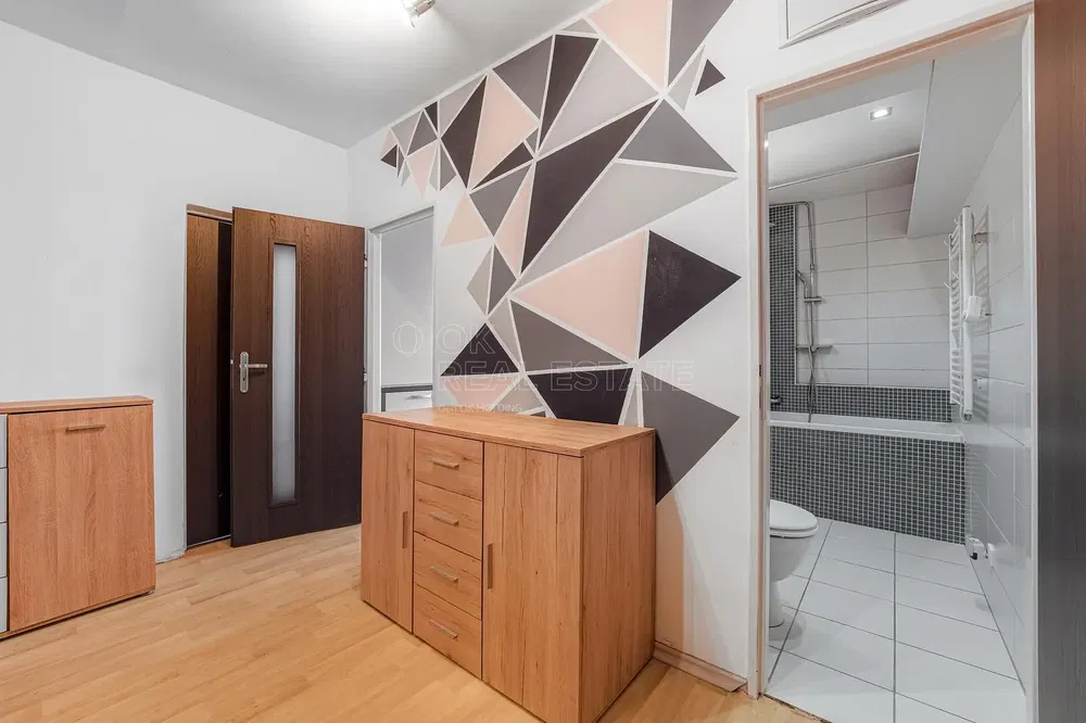 Obývací pokoj; dřevěná podlaha, přirozené světlo, moderní styl, vysoké stropy