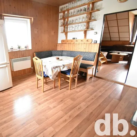 Salón; suelo de madera, luz natural, estilo moderno