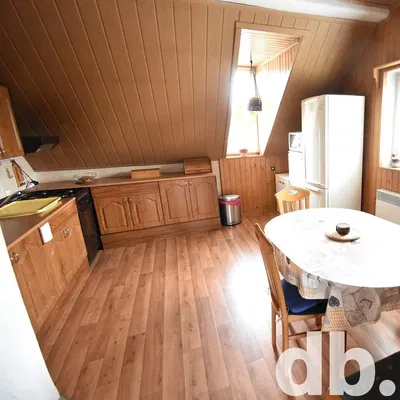 Кухня; кухненски уреди, дървен под, естествена светлина, модерен стил