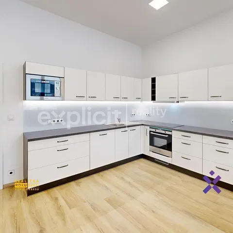 Salon; podłoga drewniana, światło dzienne, styl nowoczesny