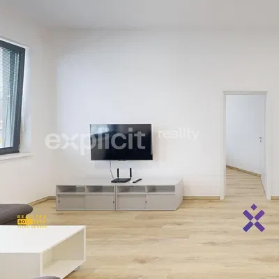 Küche; küchengeräte, holzboden, tageslicht, moderner stil