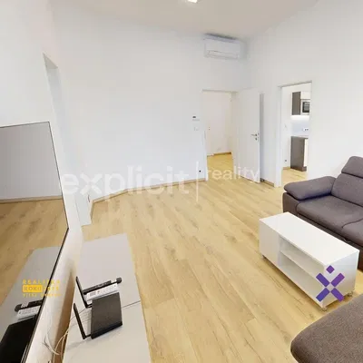 Küche; küchengeräte, holzboden, tageslicht, moderner stil