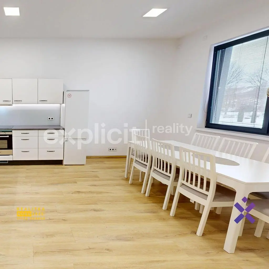 Küche; küchengeräte, holzboden, tageslicht, moderner stil