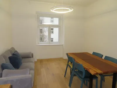 Хол; дървен под, естествена светлина, модерен стил