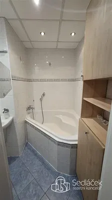 Oturma odası; ahşap zemin, doğal ışık, modern stil