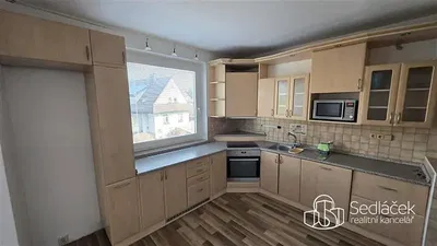 Oturma odası; ahşap zemin, doğal ışık, modern stil