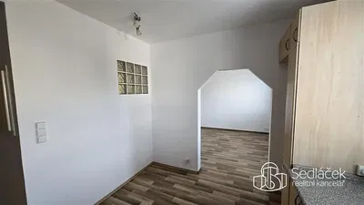 Oturma odası; ahşap zemin, doğal ışık, modern stil