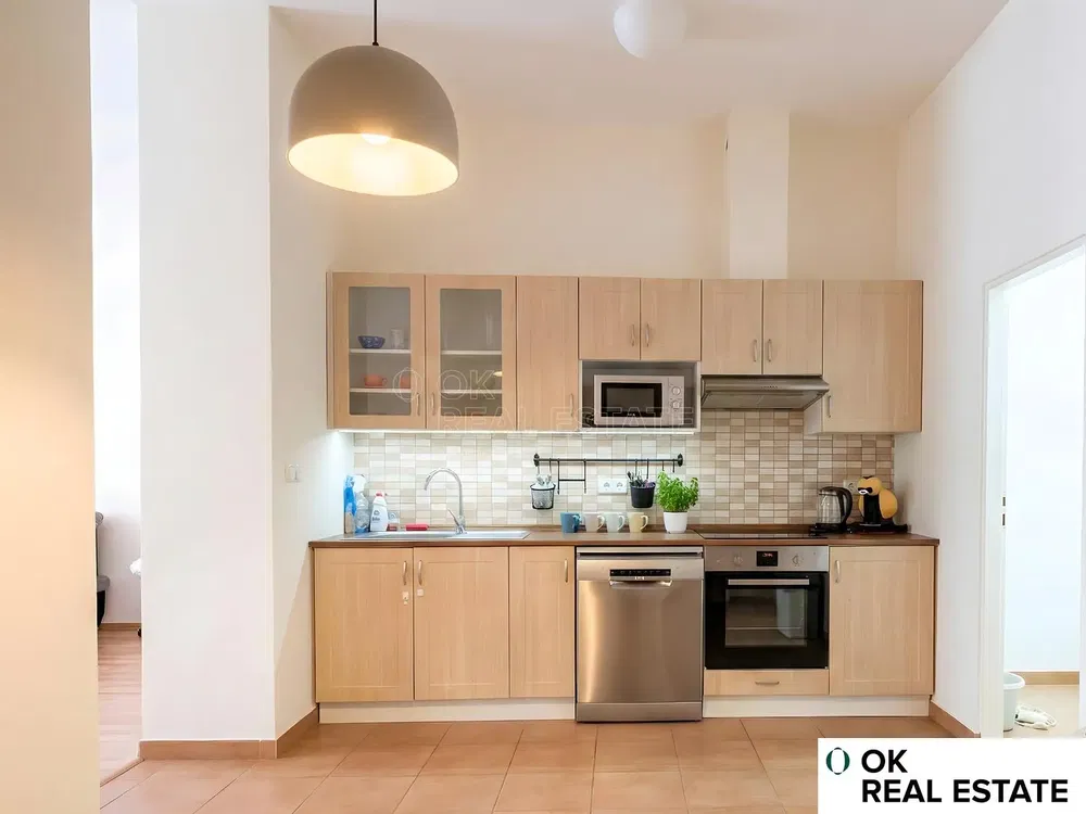 Mutfak; mutfak aletleri, ahşap zemin, doğal ışık, modern stil