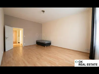 Oturma odası; ahşap zemin, doğal ışık, modern stil