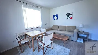 Wohnzimmer; holzboden, tageslicht, moderner stil, hohe decken