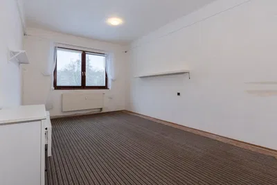 Кухиња; кухињски апарати, дрвени под, природно светло, модерни стил