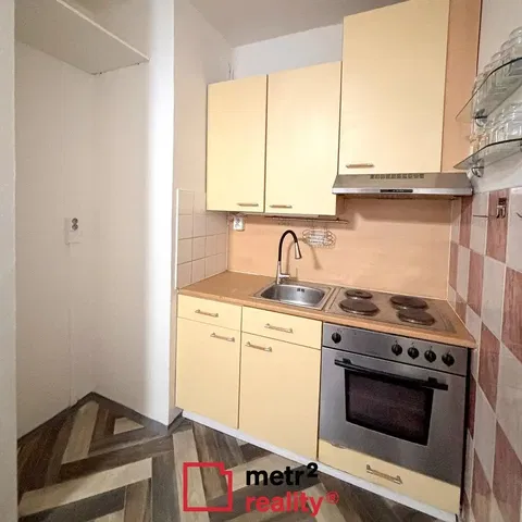 Хол; дървен под, естествена светлина, модерен стил