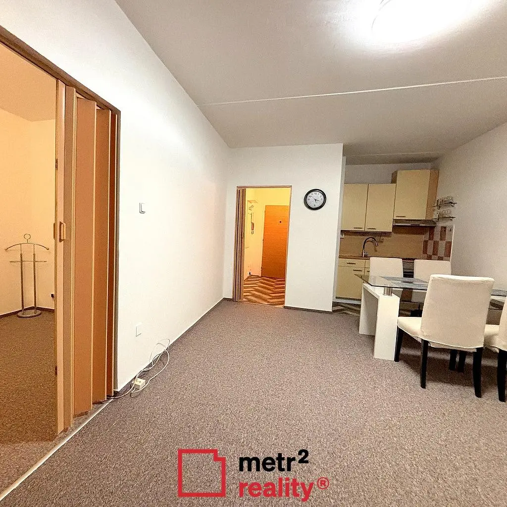 Oturma odası; ahşap zemin, doğal ışık, modern stil