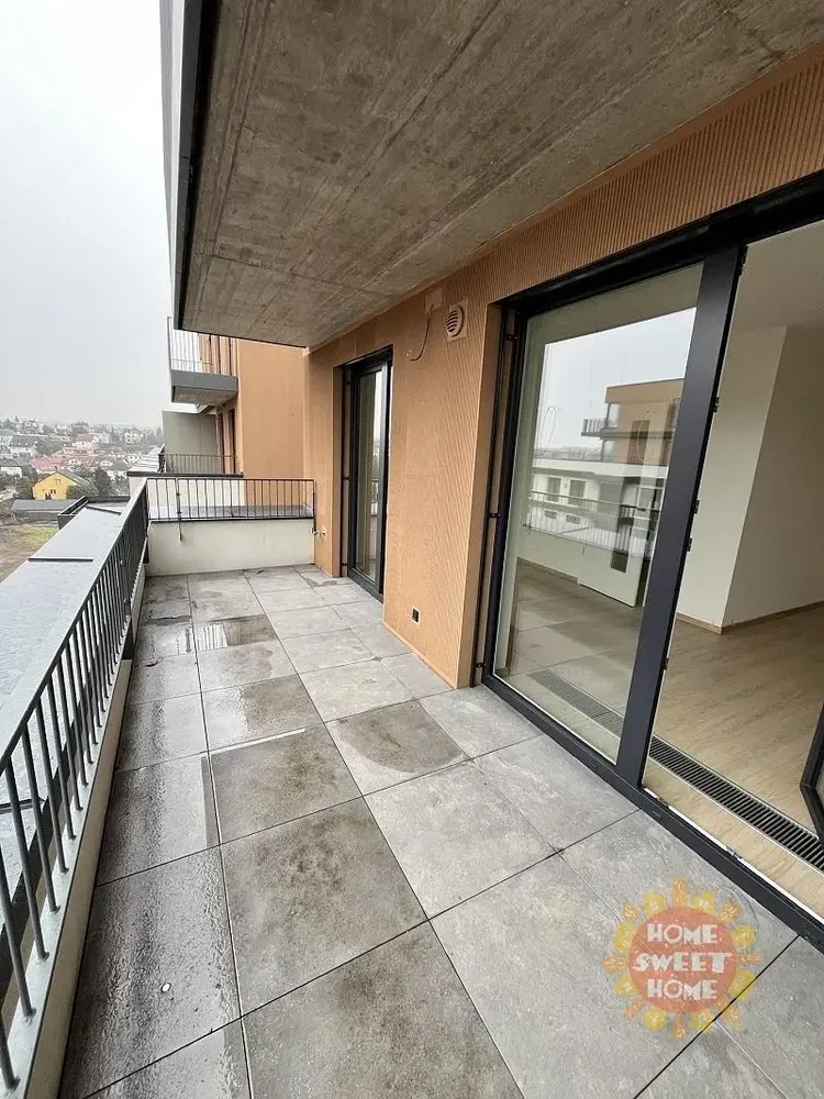 Кухня; кухненски уреди, дървен под, естествена светлина, модерен стил