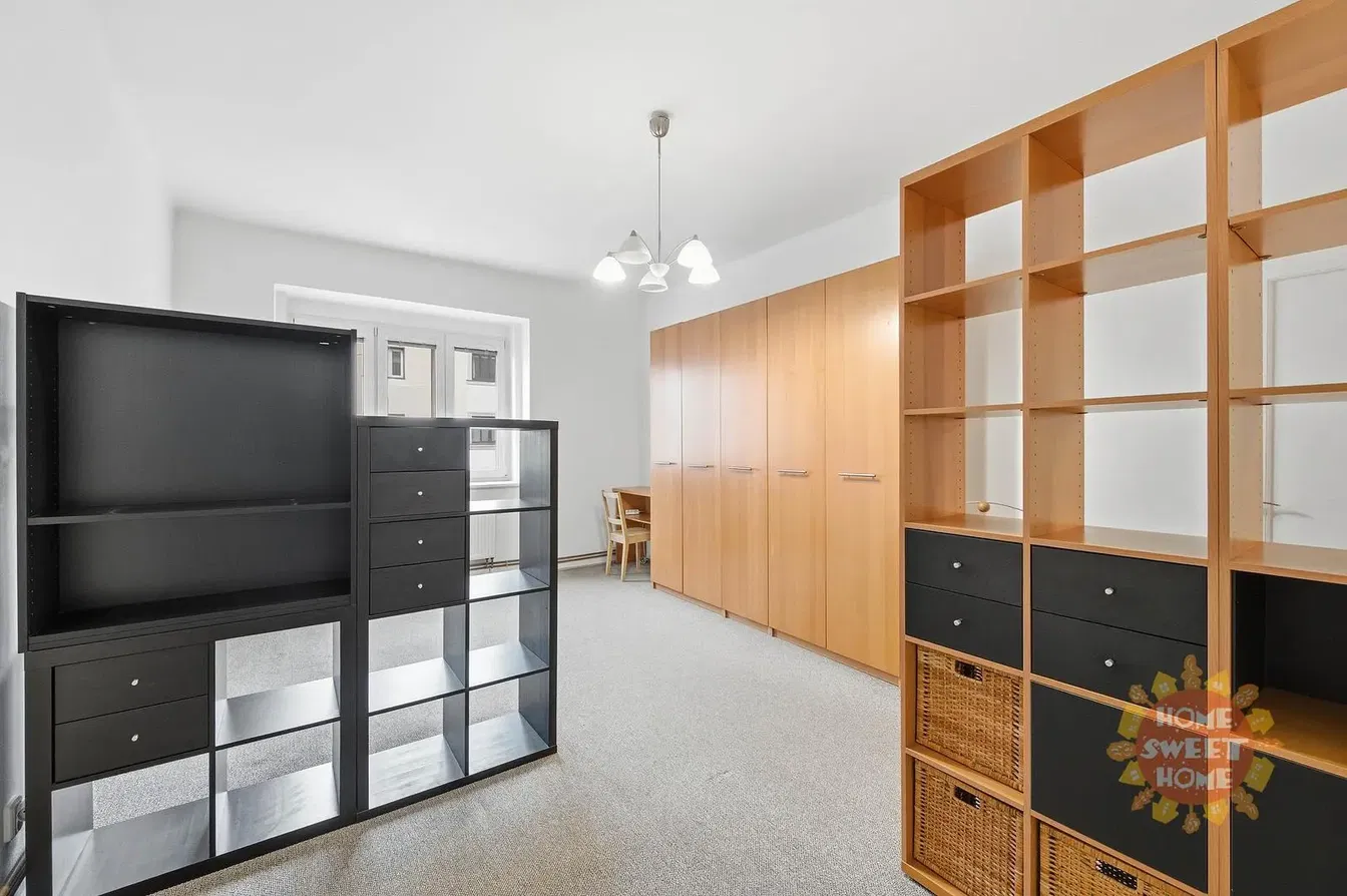 Mutfak; mutfak aletleri, ahşap zemin, doğal ışık, modern stil