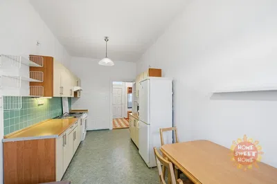 Oturma odası; ahşap zemin, doğal ışık, modern stil