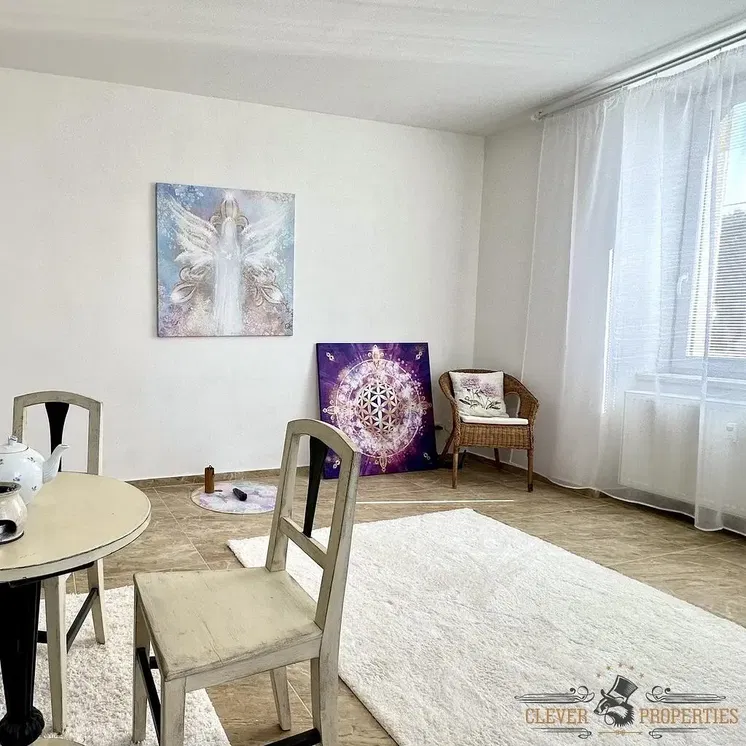 Кухня; кухненски уреди, дървен под, естествена светлина, модерен стил