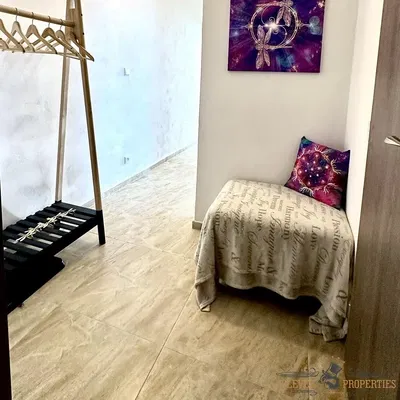 Кухня; кухненски уреди, дървен под, естествена светлина, модерен стил