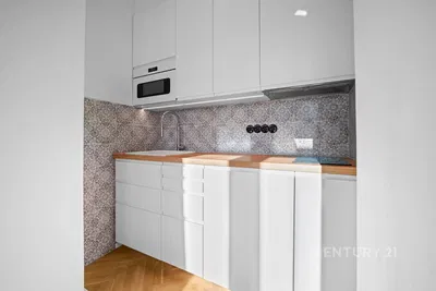 Кухня; кухненски уреди, дървен под, естествена светлина, модерен стил