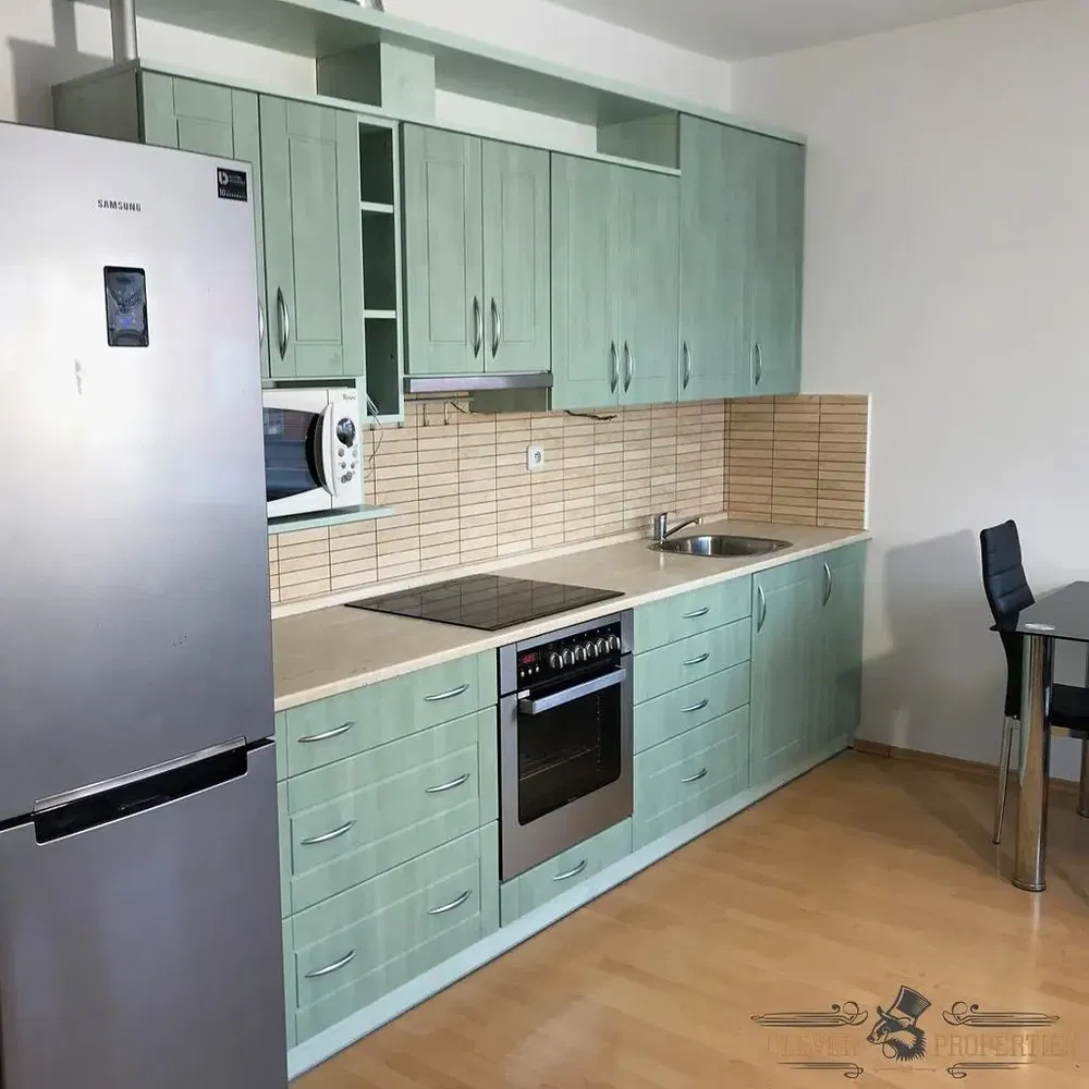 Mutfak; mutfak aletleri, ahşap zemin, doğal ışık, modern stil