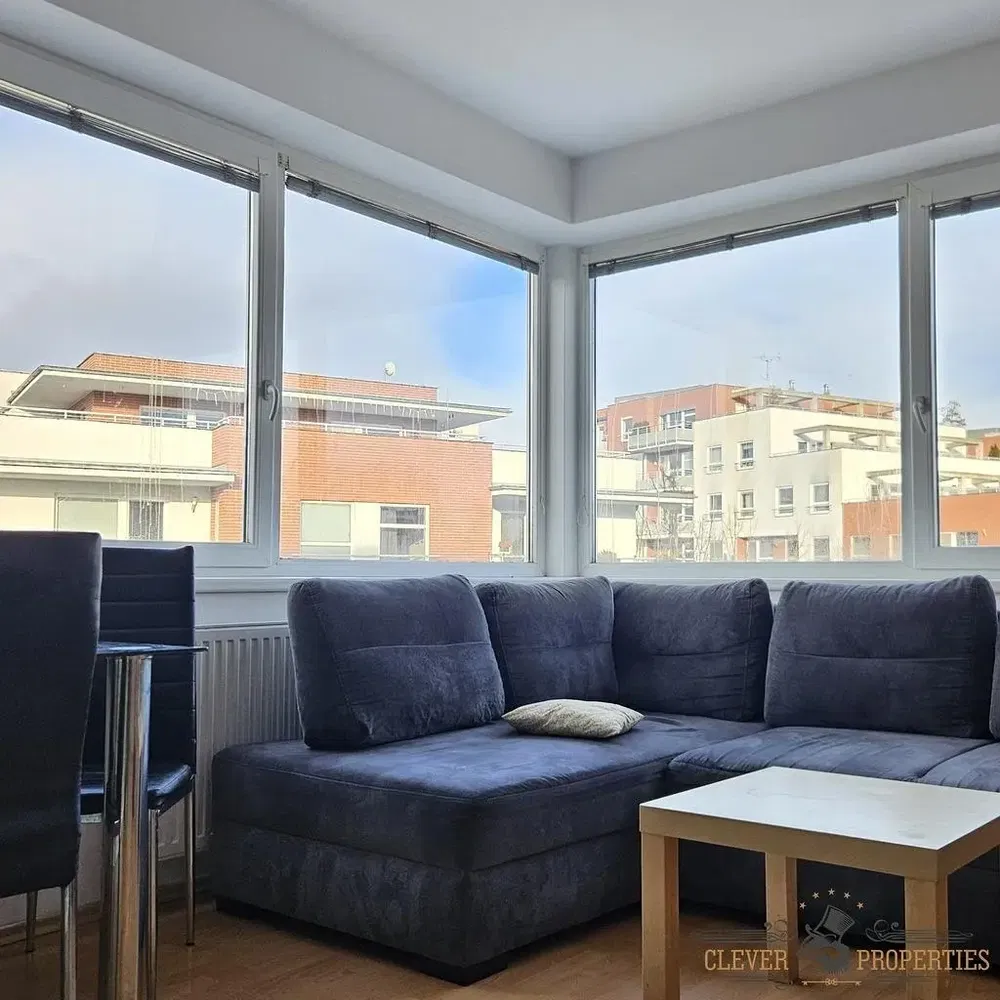 Mutfak; mutfak aletleri, ahşap zemin, doğal ışık, modern stil