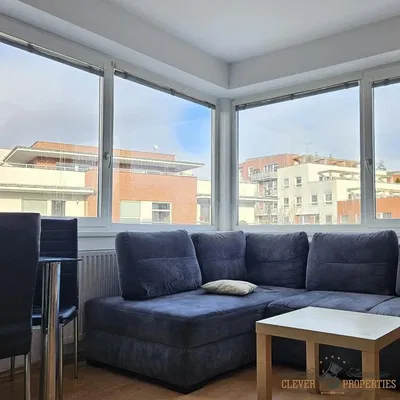 Mutfak; mutfak aletleri, ahşap zemin, doğal ışık, modern stil