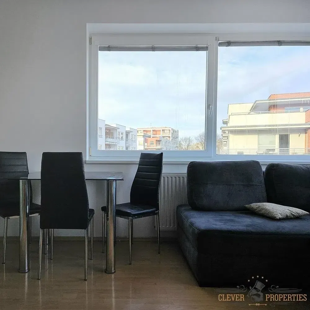 Mutfak; mutfak aletleri, fayans zemin, doğal ışık, modern stil