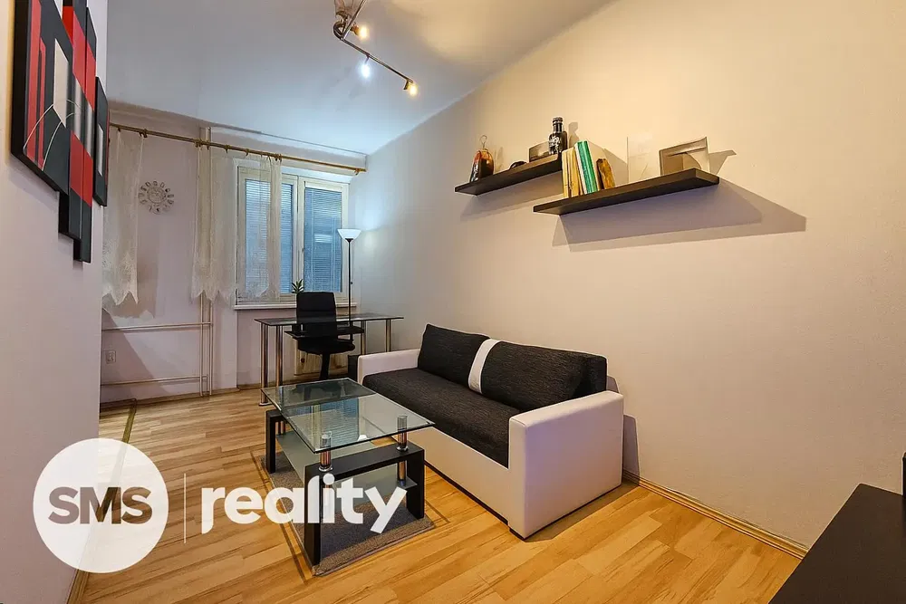 Obývací pokoj; dřevěná podlaha, přirozené světlo, moderní styl