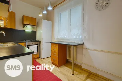 Obývací pokoj; dřevěná podlaha, přirozené světlo, moderní styl