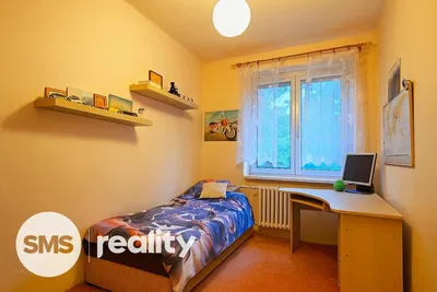 Kuchyně; kuchyňské spotřebiče, dřevěná podlaha, přirozené světlo, moderní styl