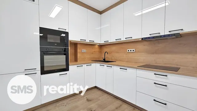 Kuhinja; kućanski aparati, drveni pod, prirodna svjetlost, moderan stil