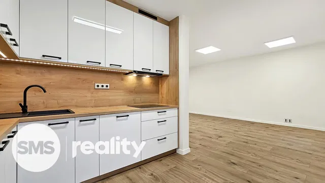 Dnevni boravak; drveni pod, prirodna svjetlost, moderan stil, visoki stropovi