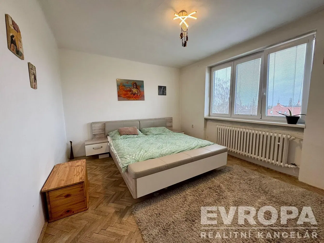 Kuchyně; kuchyňské spotřebiče, dřevěná podlaha, přirozené světlo, moderní styl