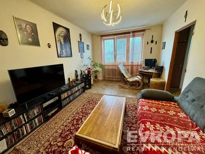 Kuchyně; kuchyňské spotřebiče, dřevěná podlaha, přirozené světlo, moderní styl