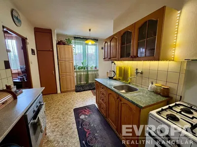 Obývací pokoj; dřevěná podlaha, přirozené světlo, moderní styl