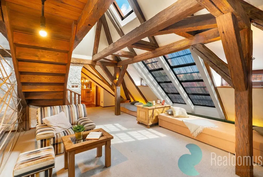 Salón; suelo de madera, luz natural, estilo moderno