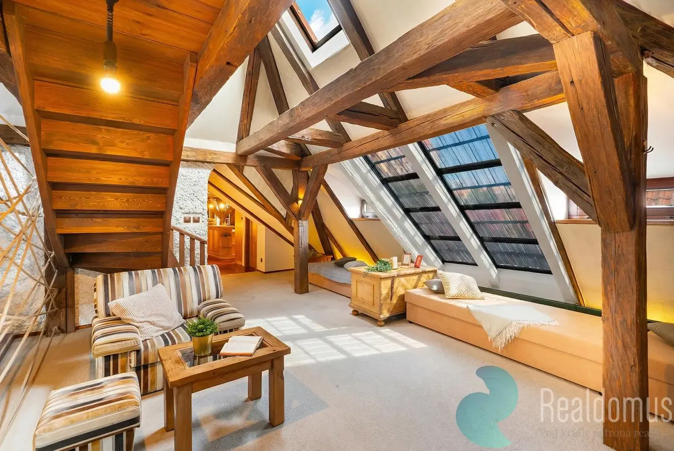 Salón; suelo de madera, luz natural, estilo moderno