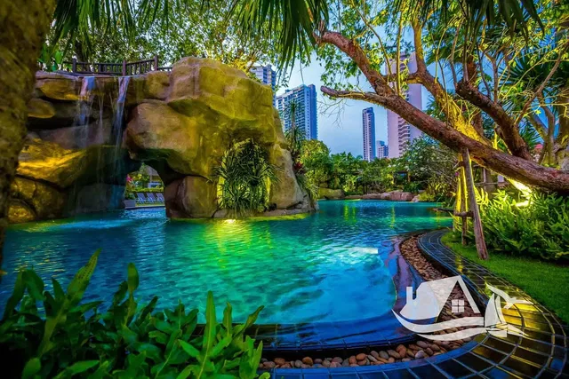 Obývací pokoj; dřevěná podlaha, přirozené světlo, moderní styl