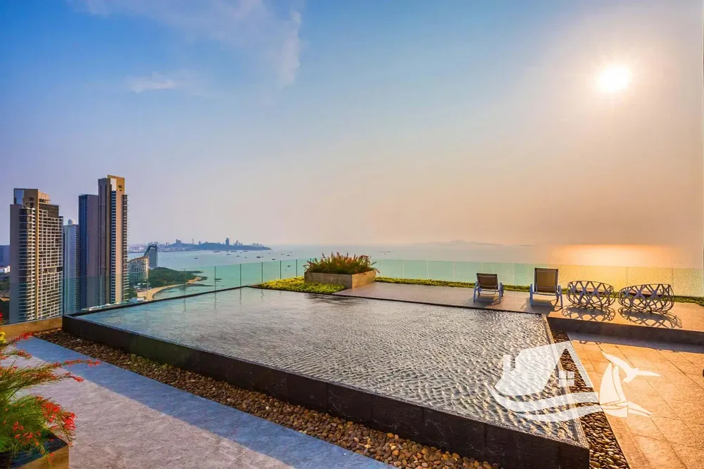 Kuchyně; kuchyňské spotřebiče, dřevěná podlaha, přirozené světlo, moderní styl