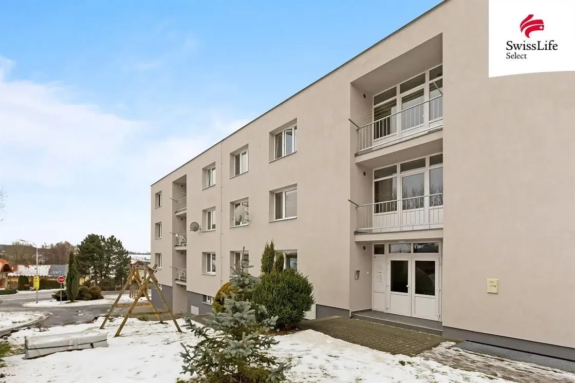 Oturma odası; doğal ışık, ahşap zemin, modern stil