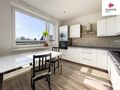 Oturma odası; ahşap zemin, doğal ışık, modern stil