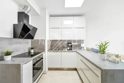 Living room; wood floor, natural light, modern style, high ceiling