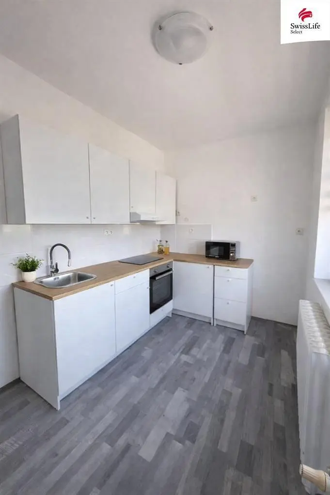 Kuchyně; kuchyňské spotřebiče, dřevěná podlaha, přirozené světlo, moderní styl