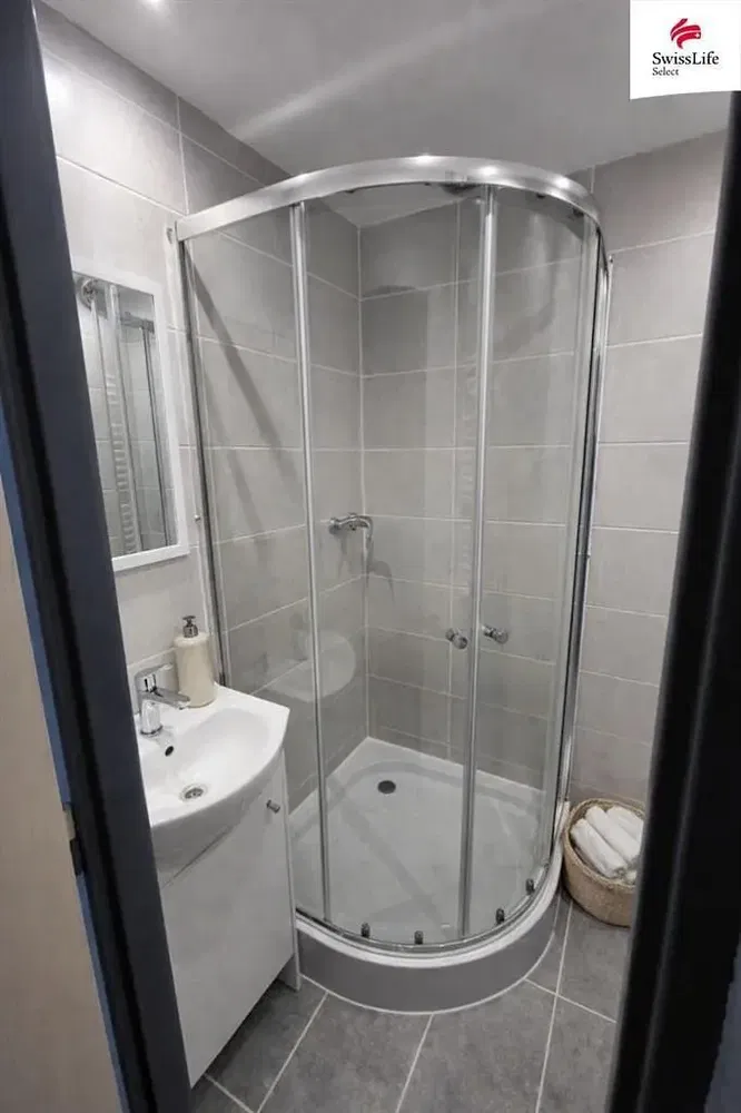 Obývací pokoj; dřevěná podlaha, přirozené světlo, moderní styl