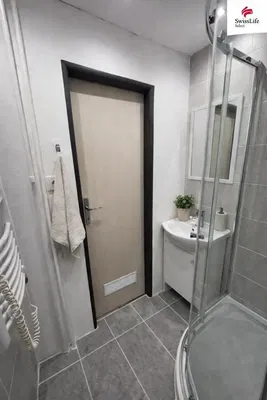 Kuchyně; kuchyňské spotřebiče, dřevěná podlaha, přirozené světlo, moderní styl