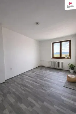 Kuchyně; kuchyňské spotřebiče, dřevěná podlaha, přirozené světlo, moderní styl