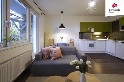 Mutfak; mutfak aletleri, ahşap zemin, doğal ışık, modern stil