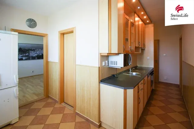 Salon; podłoga drewniana, światło dzienne, styl nowoczesny